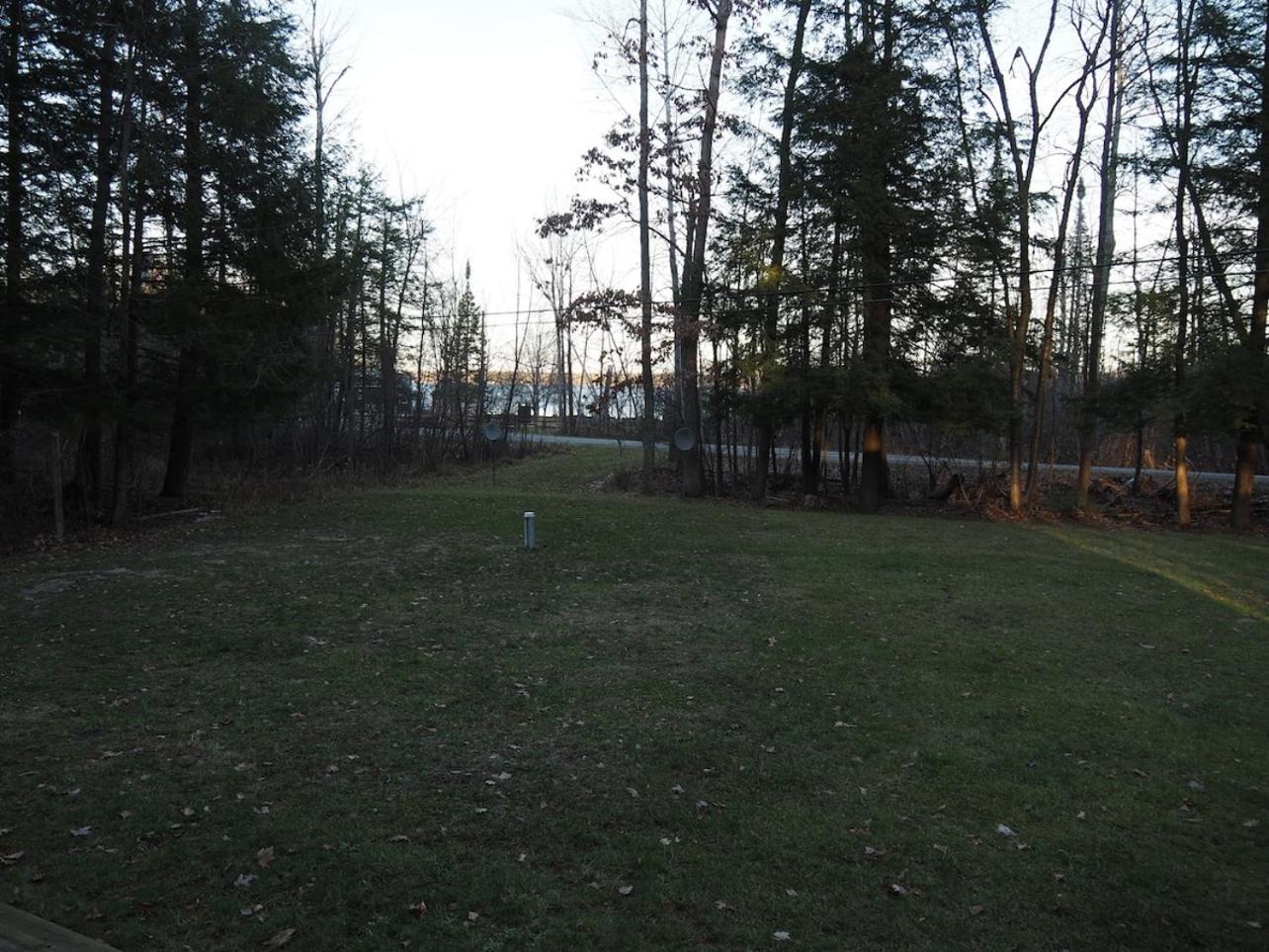 The Green Lake Getaway - Shared Lake Access! Interlochen 外观 照片