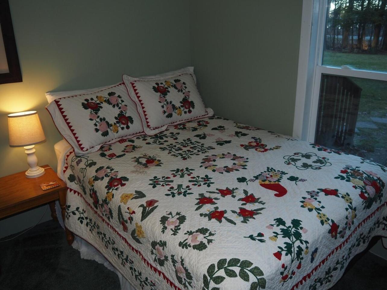 The Green Lake Getaway - Shared Lake Access! Interlochen 外观 照片