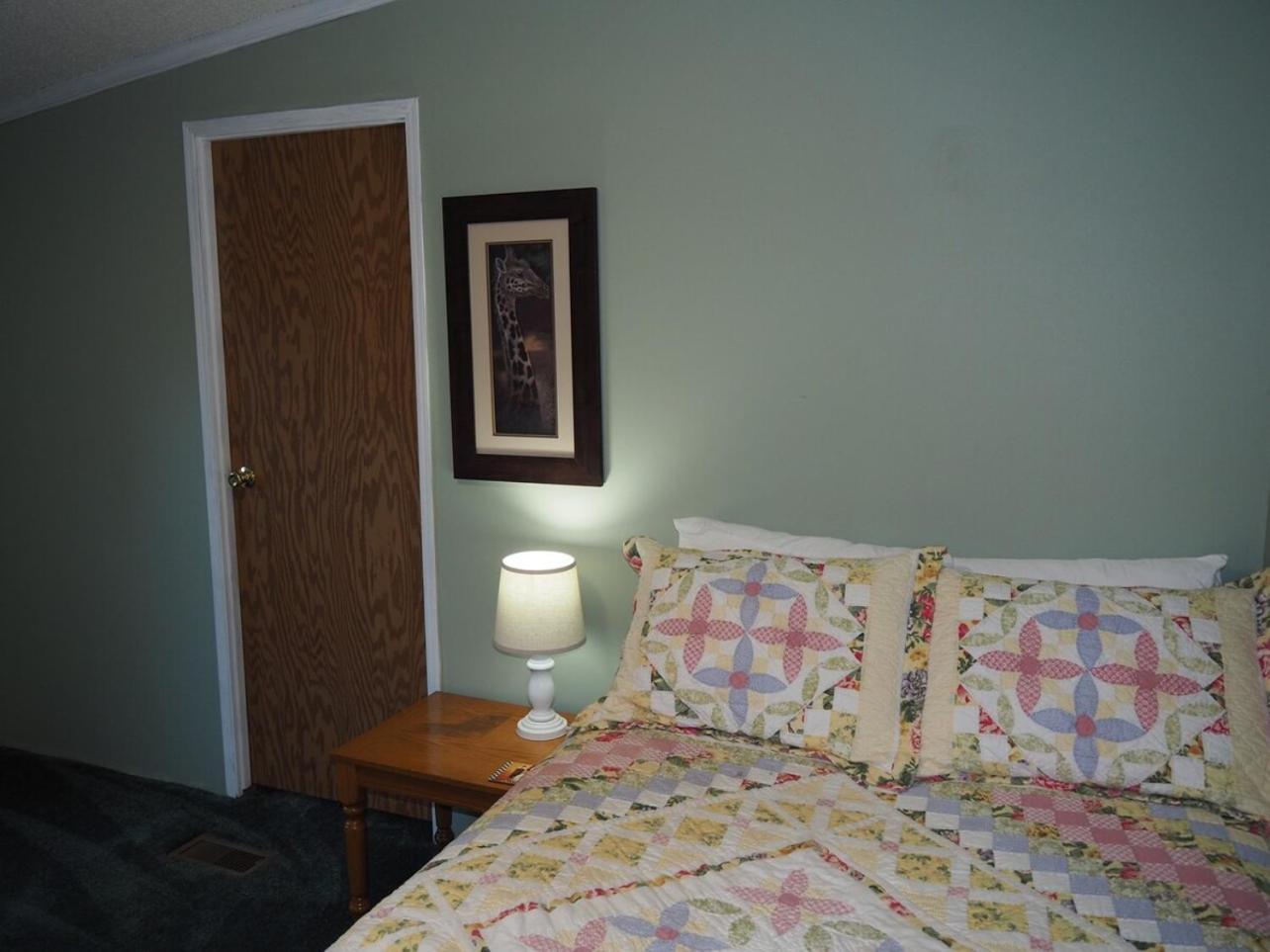 The Green Lake Getaway - Shared Lake Access! Interlochen 外观 照片