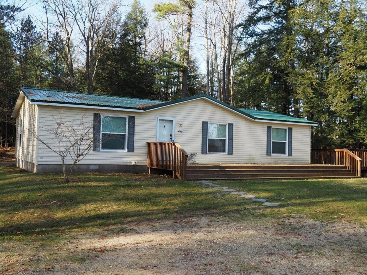 The Green Lake Getaway - Shared Lake Access! Interlochen 外观 照片