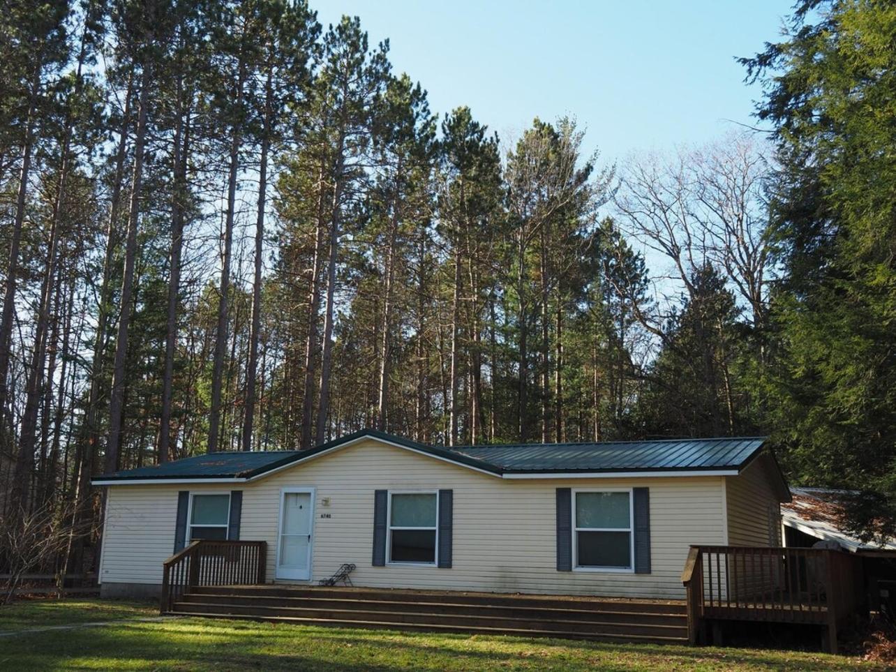 The Green Lake Getaway - Shared Lake Access! Interlochen 外观 照片
